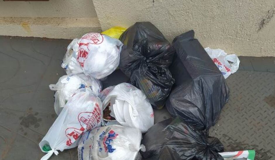 Lixo se acumula na frente das casas