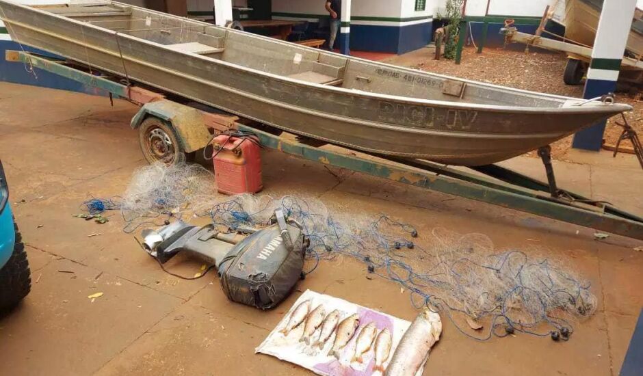 O pescado, os barcos e os materiais usados pelos pescadores foram apreendidos pela PMA