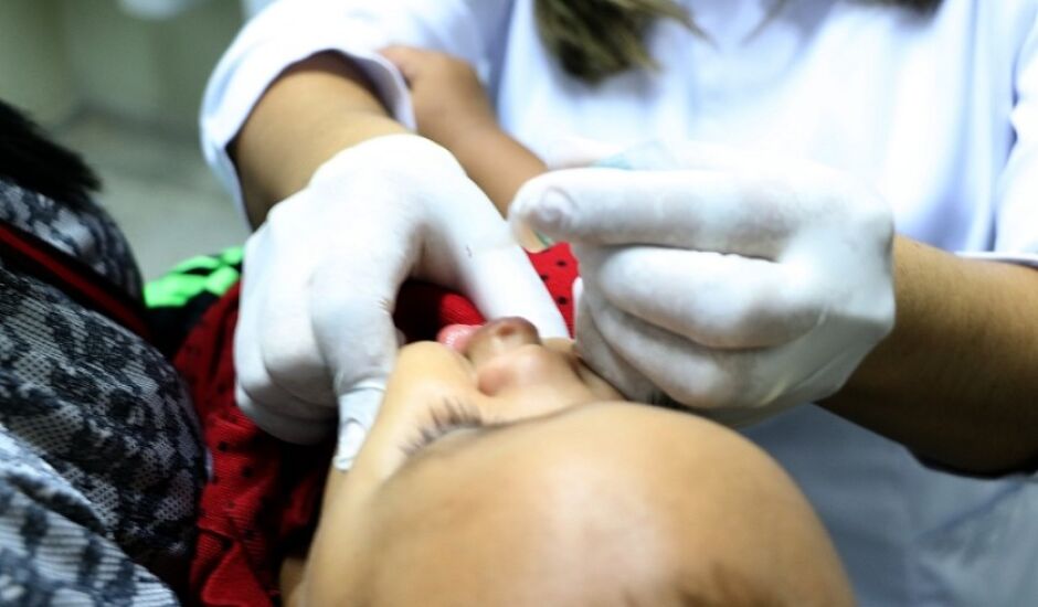 Todos os postos de saúde oferecem vacinas contra poliomielite e sarampo