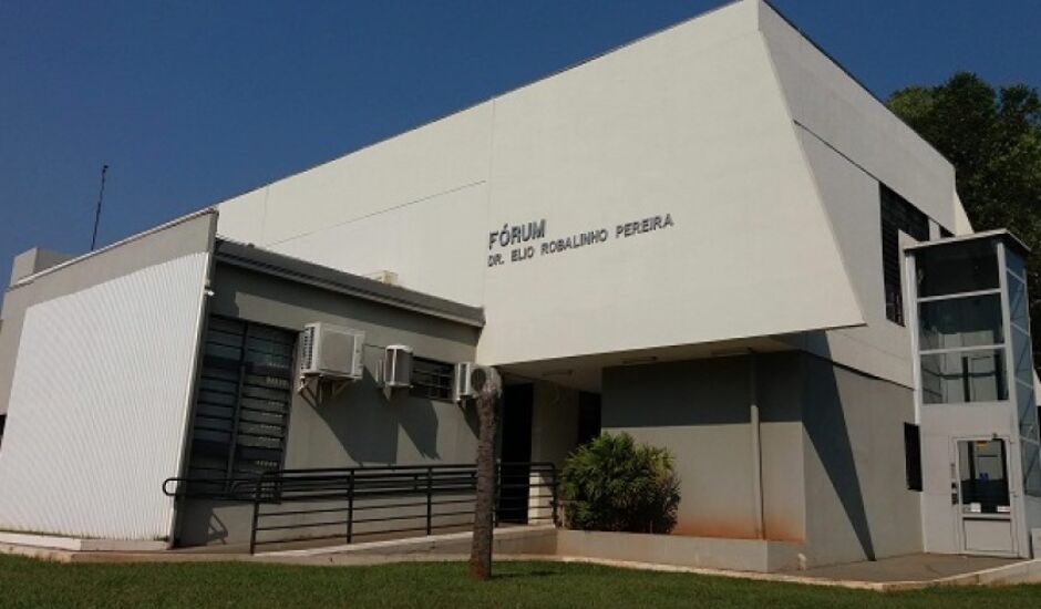 O juiz Placido de Souza Neto acolheu o pedido do paranaibense e condenou o requerido a providenciar a reinstalação da porteira de ferro