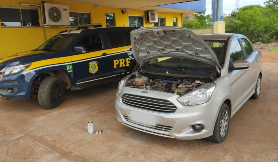 Carro roubado no estado do Paraná é recuperado na BR 262 em Água Clara após abordagem da PRF