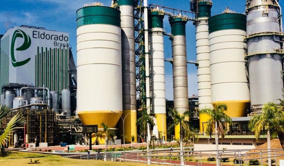 A empresa conta com uma fábrica em Três Lagoas, com capacidade para produzir mais de 1,8 milhão de toneladas por ano