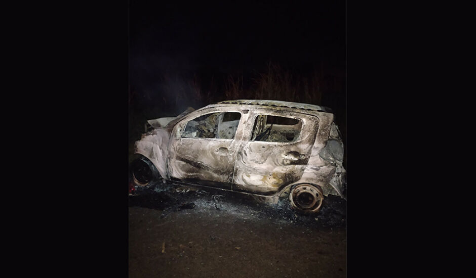 Após a colisão o carro pegou fogo