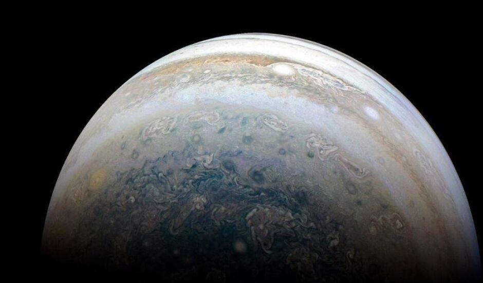É a proximidade entre Júpiter e Saturno, parecendo um planeta duplo