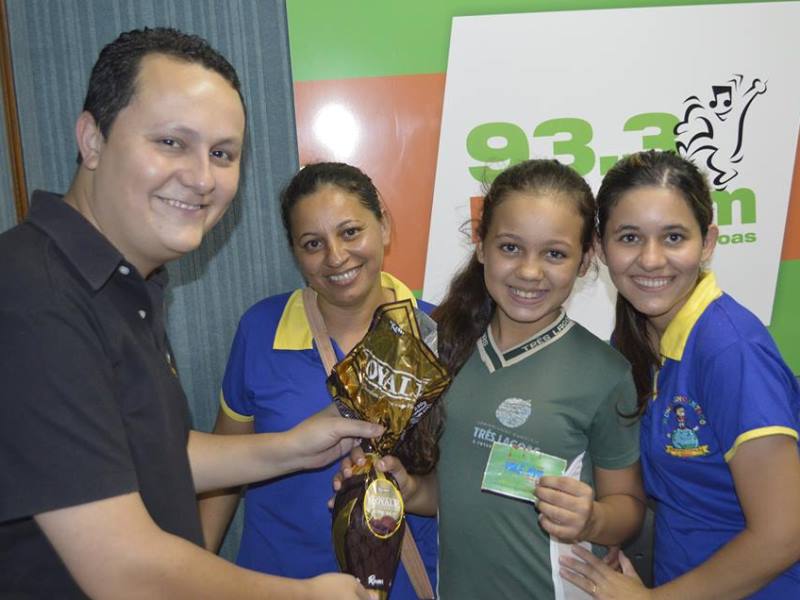 Participantes da promoção 'Caça ao Ovo' da Band FM ganham ovos de chocolate