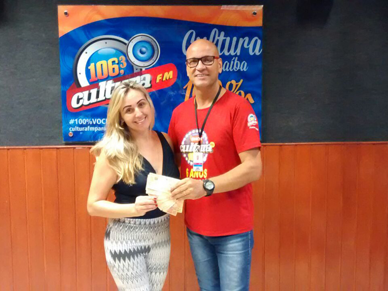 Cultura FM Paranaíba entrega dois salários mínimos a sorteados em promoção