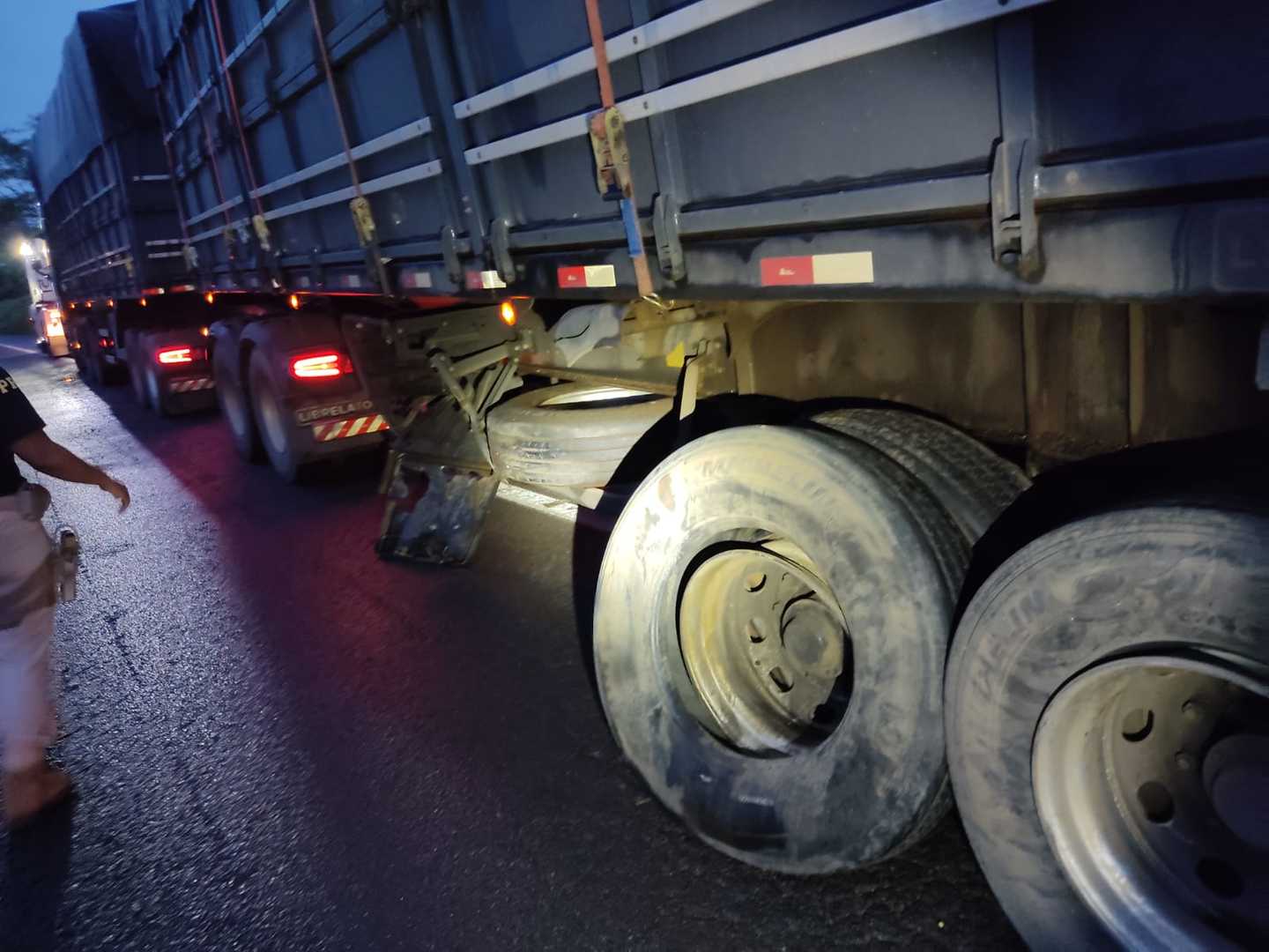 Traseira do caminhão após a colisão