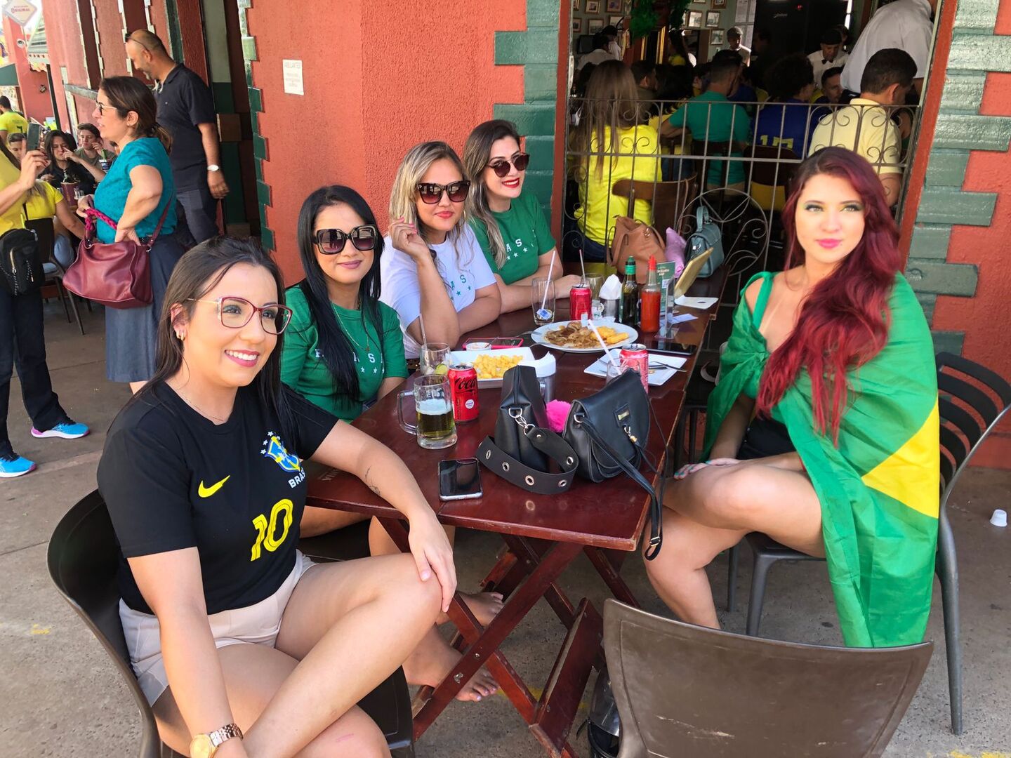 Amigas saíram direto do trabalho para curtir o jogo da seleção