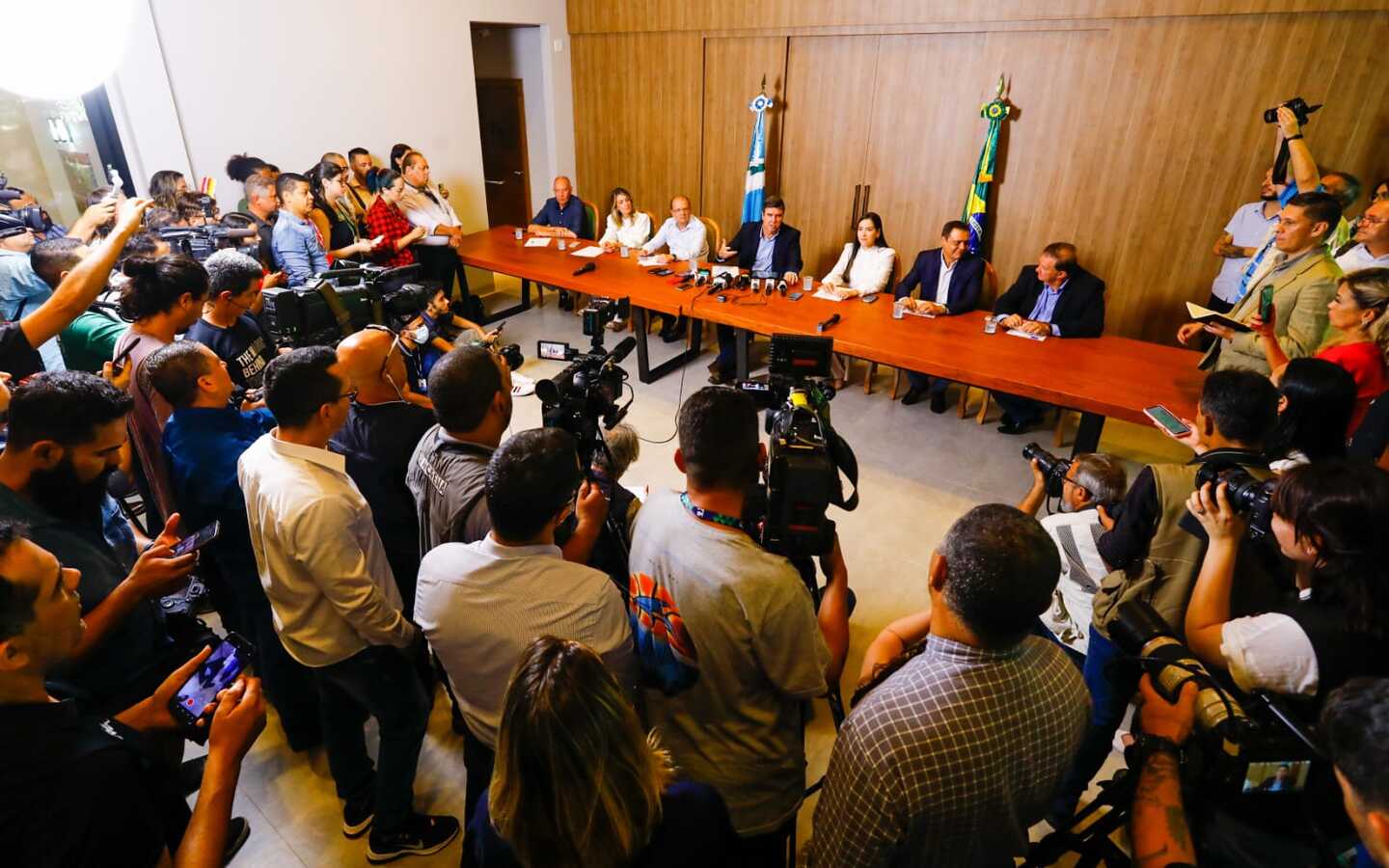 Governador eleito e vice, Riedel e Barbosinha, durante coletiva de imprensa nesta terça,13