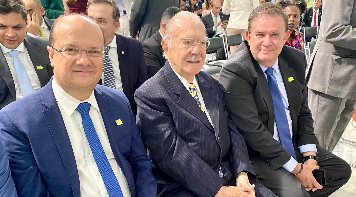 Barbosinha, Sarney e Rocha durante cerimônia de posse de Simone Tebet como ministra