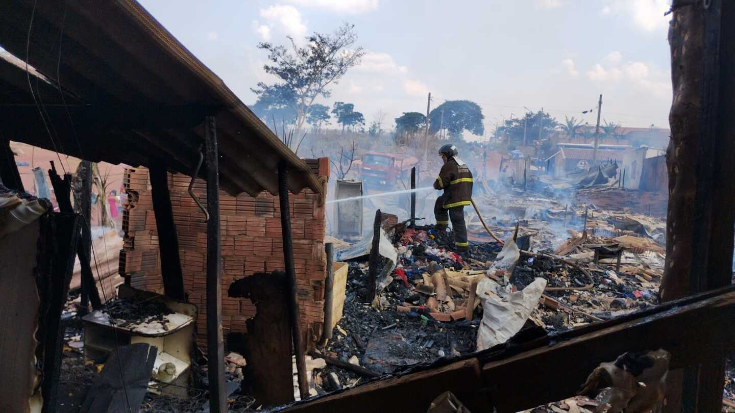 Bombeiros atuando no combate ao incêndio na comunidade Mandela