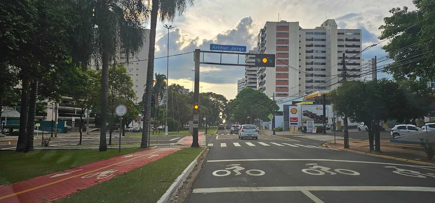 Cruzamento sem sinalização na av. Afonso Pena em frente à Prefeitura