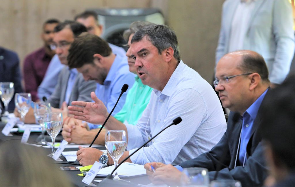 Governador Eduardo Riedel durante reunião com secretariado (Foto: Saul Schramm)