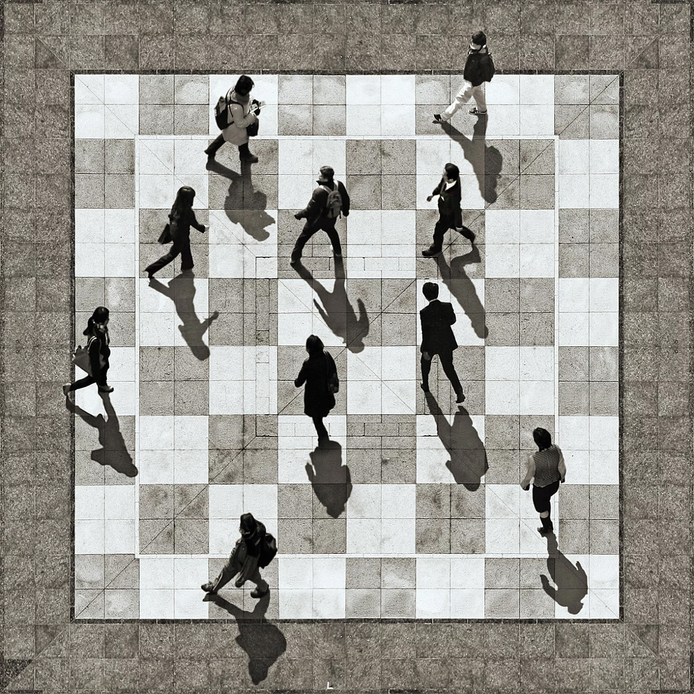 Tabuleiro de xadrez com a cidade por trás